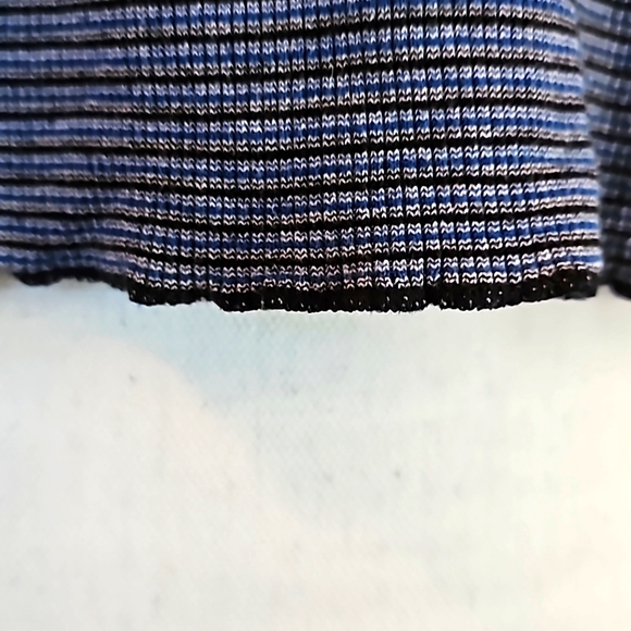 Volcom lightweight thermal long sleeve top - comfy!! Size Medium - Picture 4 of 6